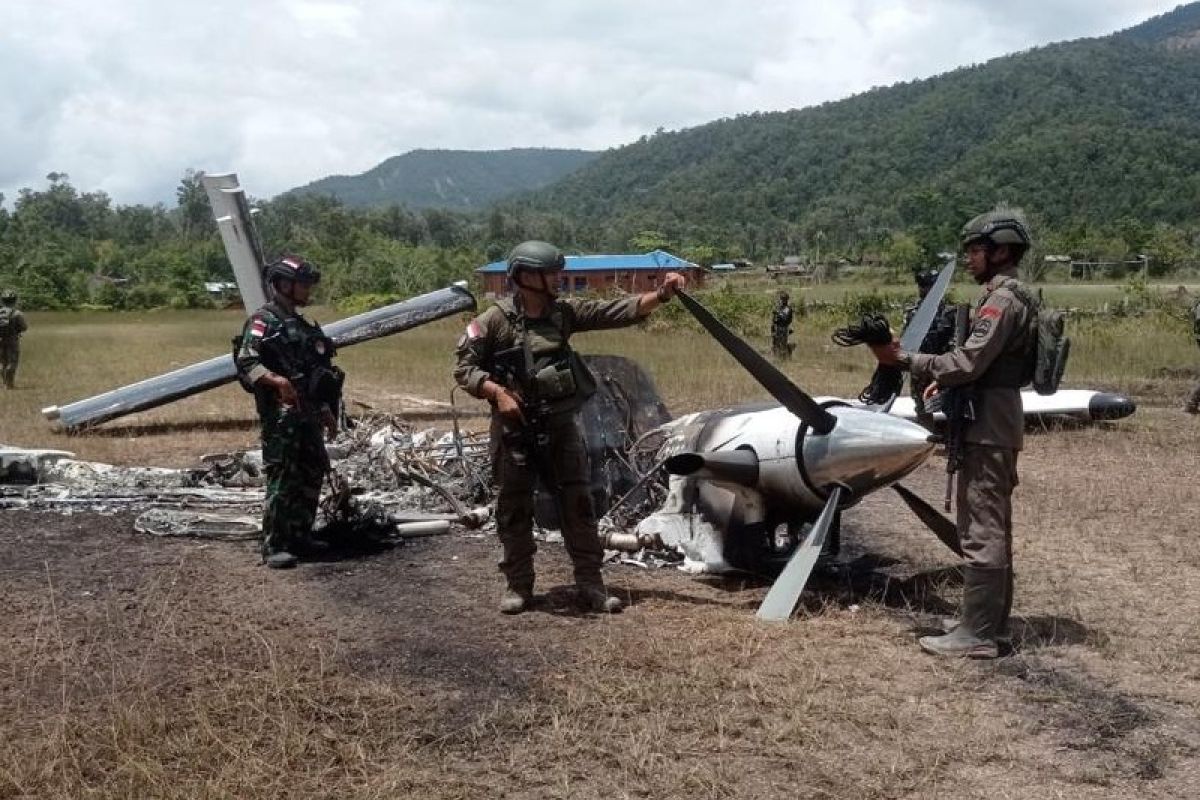 Polisi olah TKP pembakaran pesawat Susi Air di Paro Kabupaten Nduga
