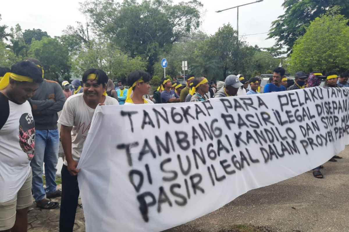 Puluhan warga di Kabupaten Paser tuntut penutupan tambang ilegal