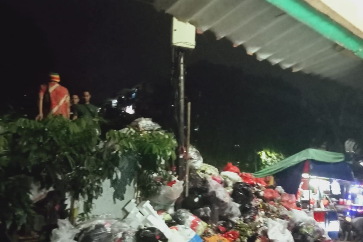 Sudin LH Jakbar angkat gunungan sampah di Tambora