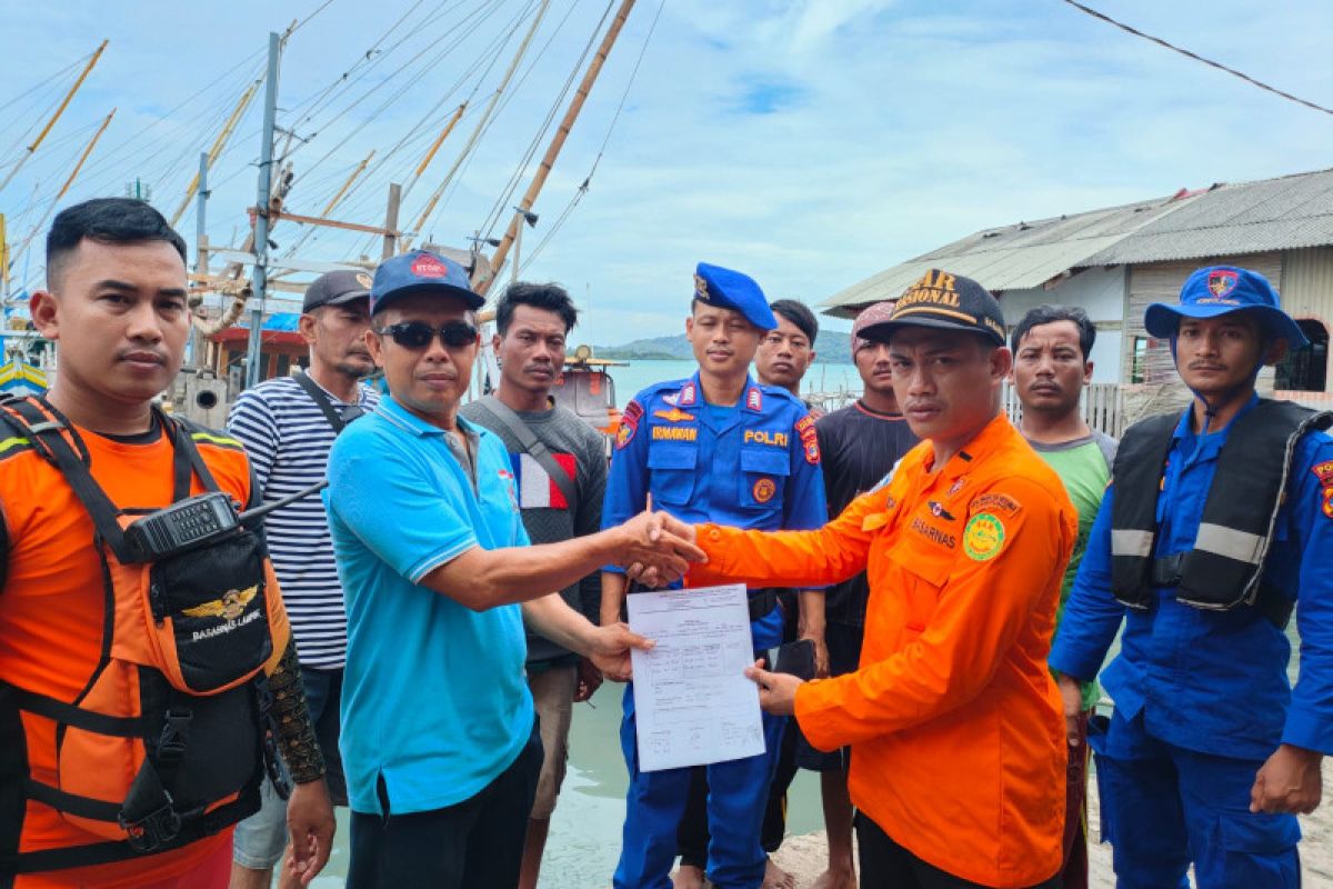 Tim SAR gabungan berhasil mengevakuasi tiga orang awak kapal yang karam di Pulau Sertung