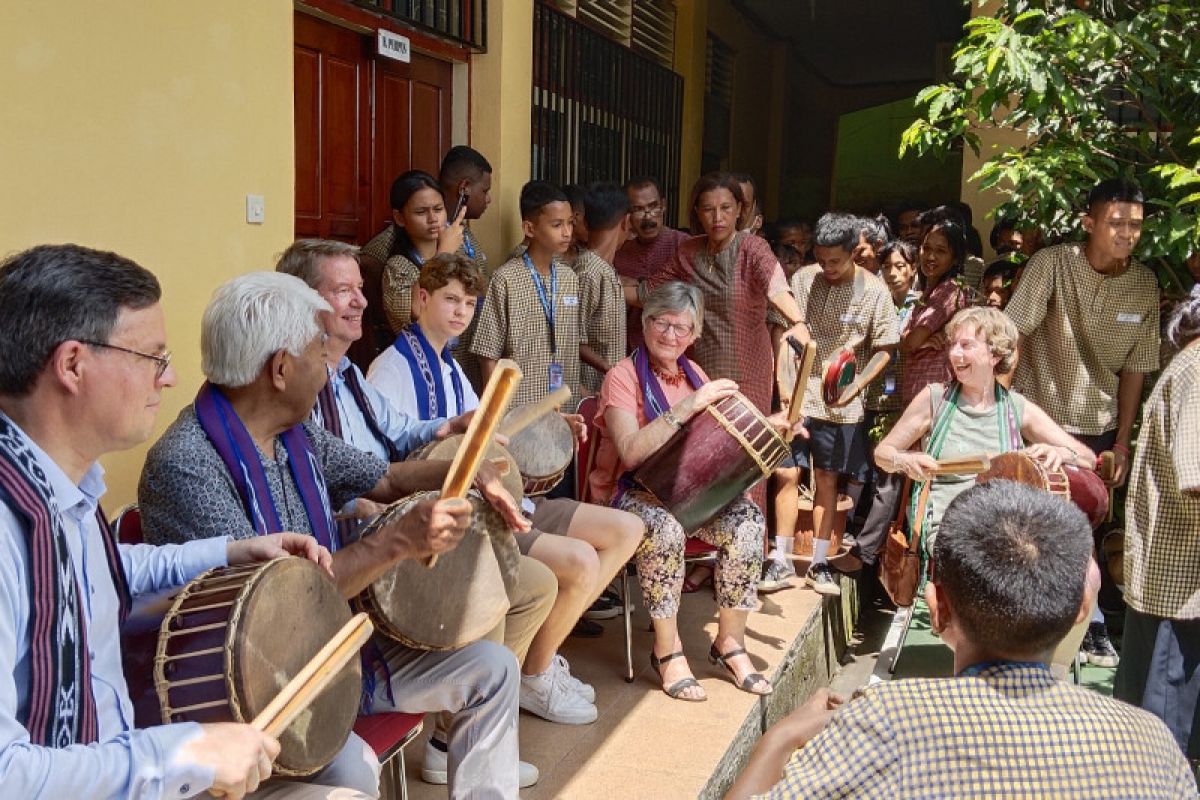 Wali Kota Vlissingen bermain alat musik tifa bersama siswa di Ambon