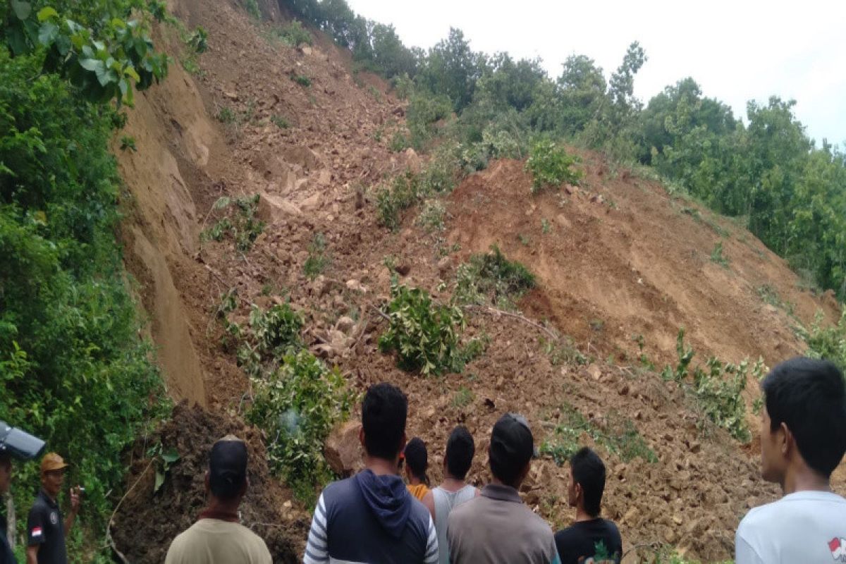 BPBD Gunungkidul mengevakuasi material longsor di Tegalrejo-Mertelu