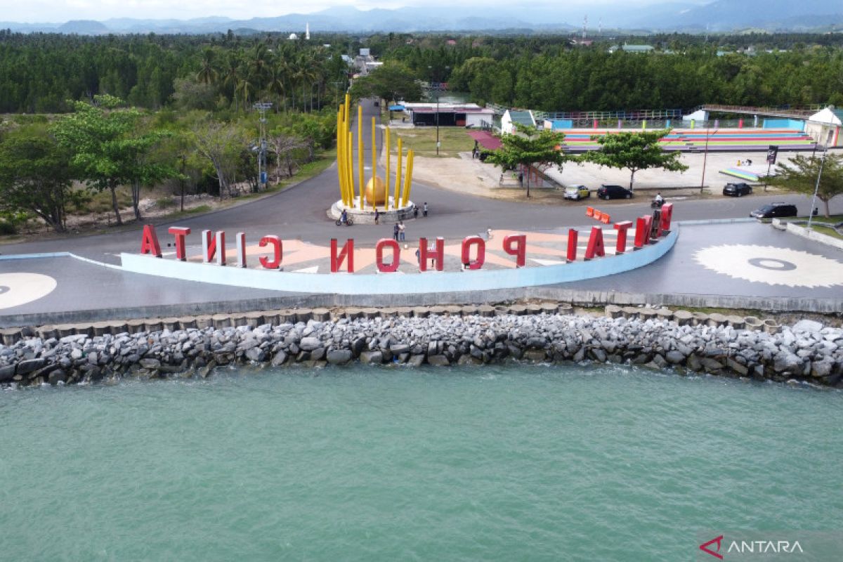 MELIHAT KEINDAHAN KAWASAN PANTAI POHON CINTA