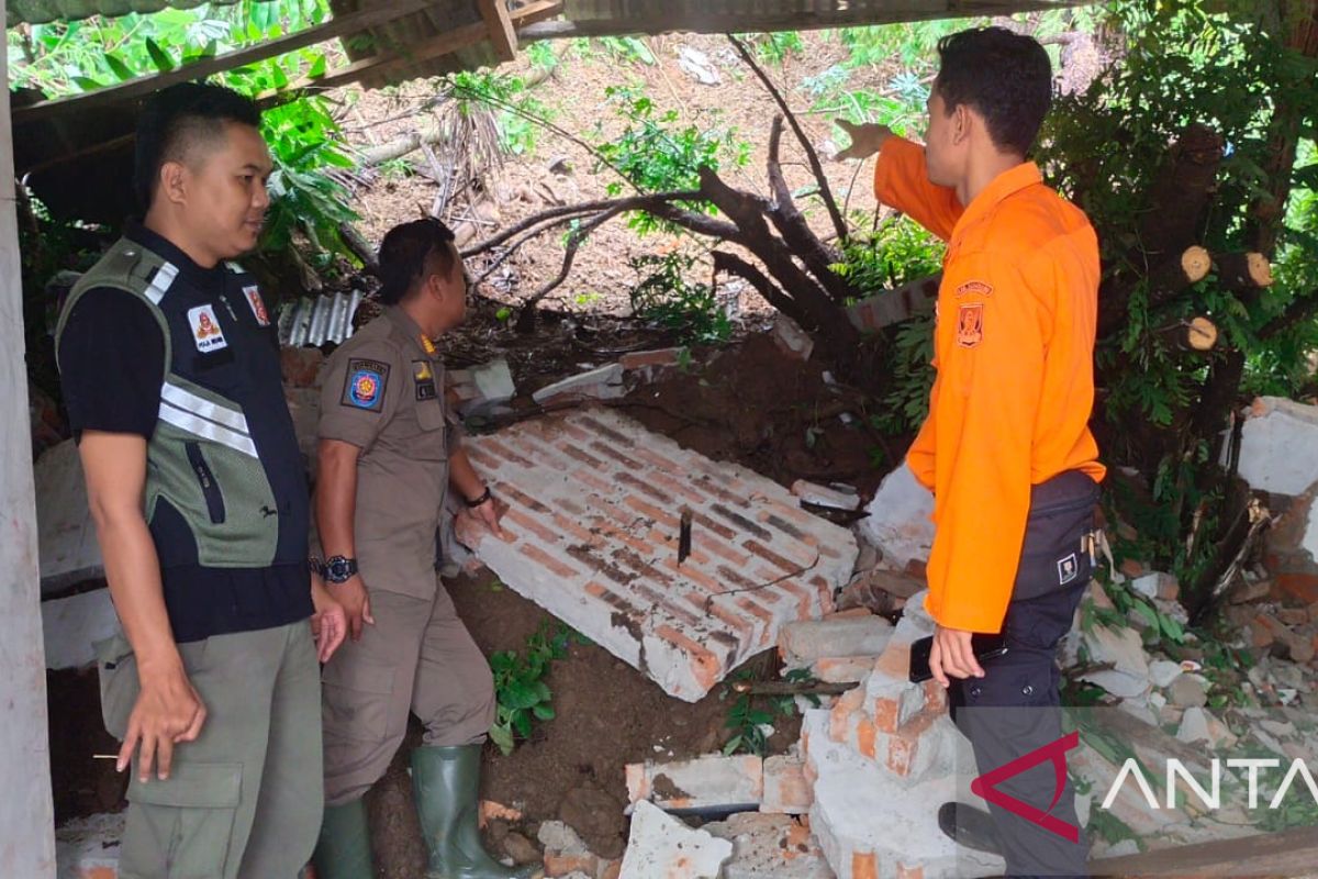 Bencana tanah longsor timbun satu rumah di Cikopeng