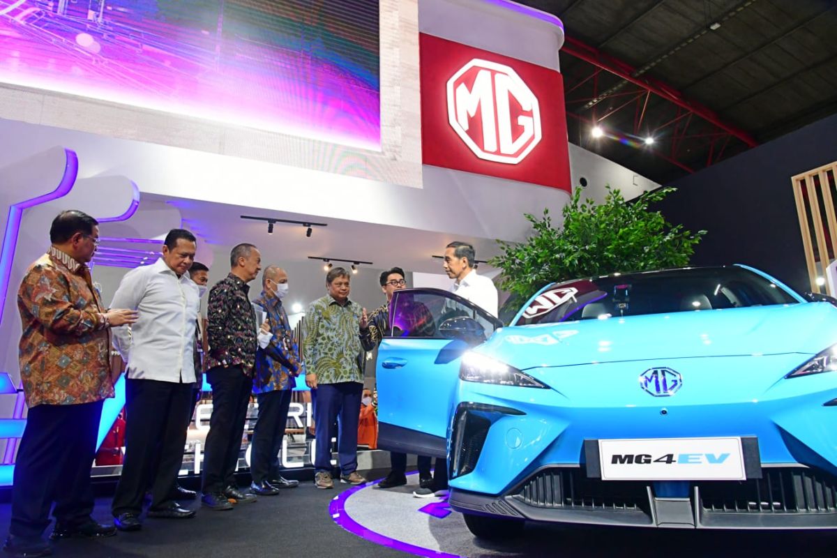 Presiden Jokowi minta industri otomotif bergeser ke kendaraan listrik