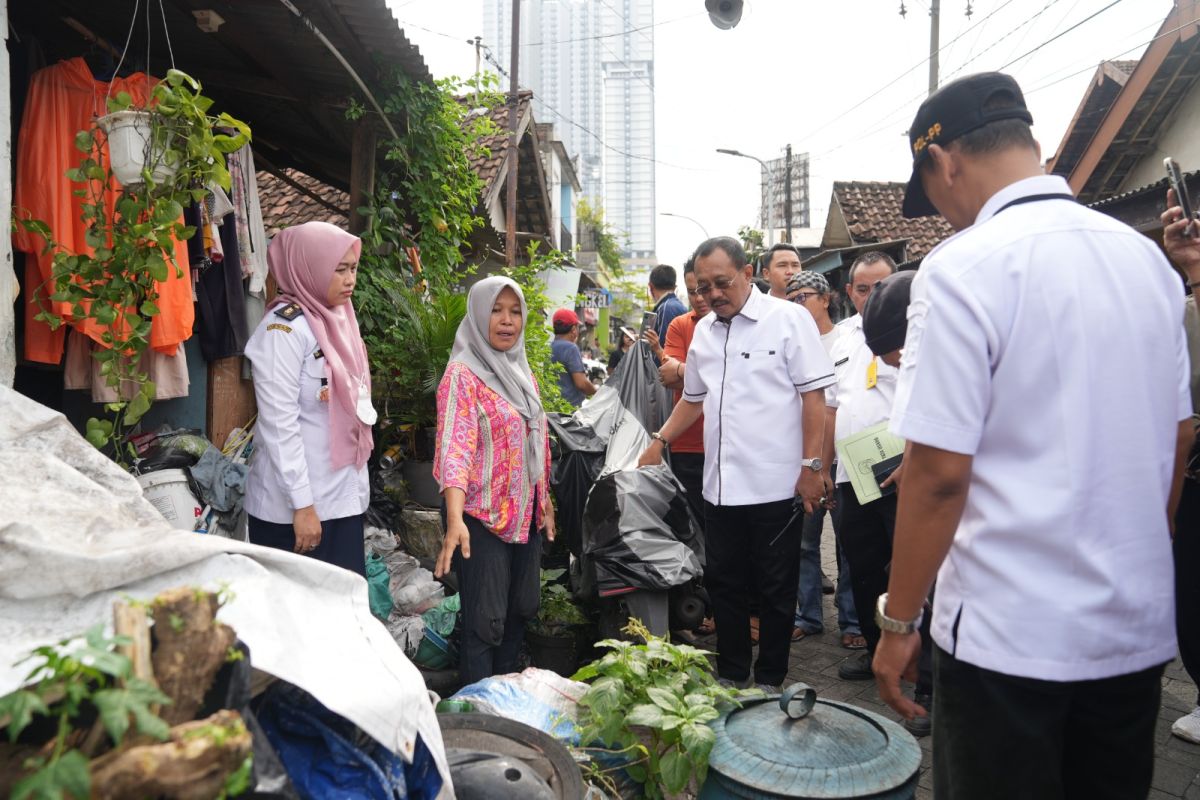 Puluhan tahun menumpuk sampah di rumahnya, Pemkot Surabaya beri pendampingan keluarga Yutriani