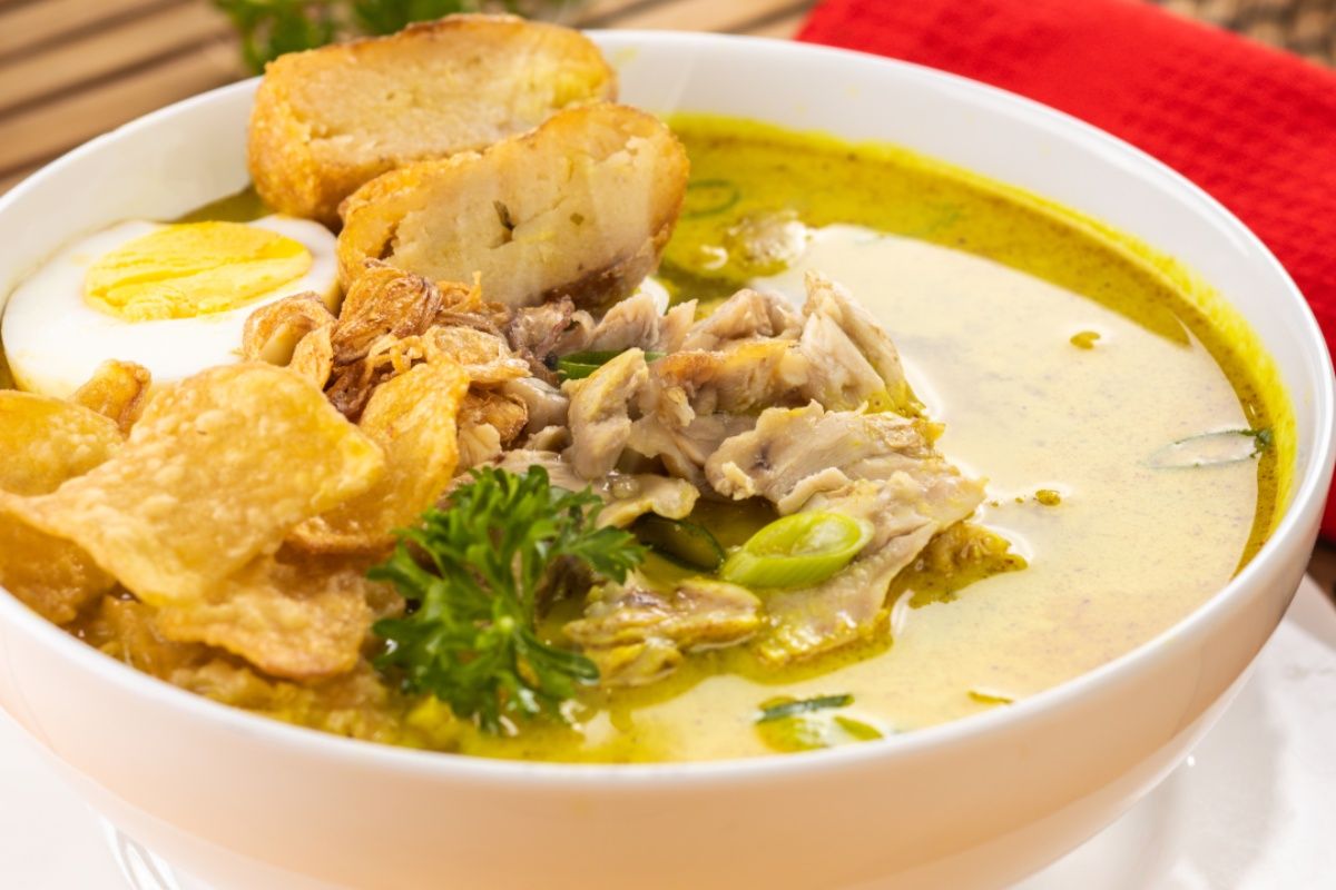 Resep soto ayam kuning dan sayur asem super pedas, segar dan praktis