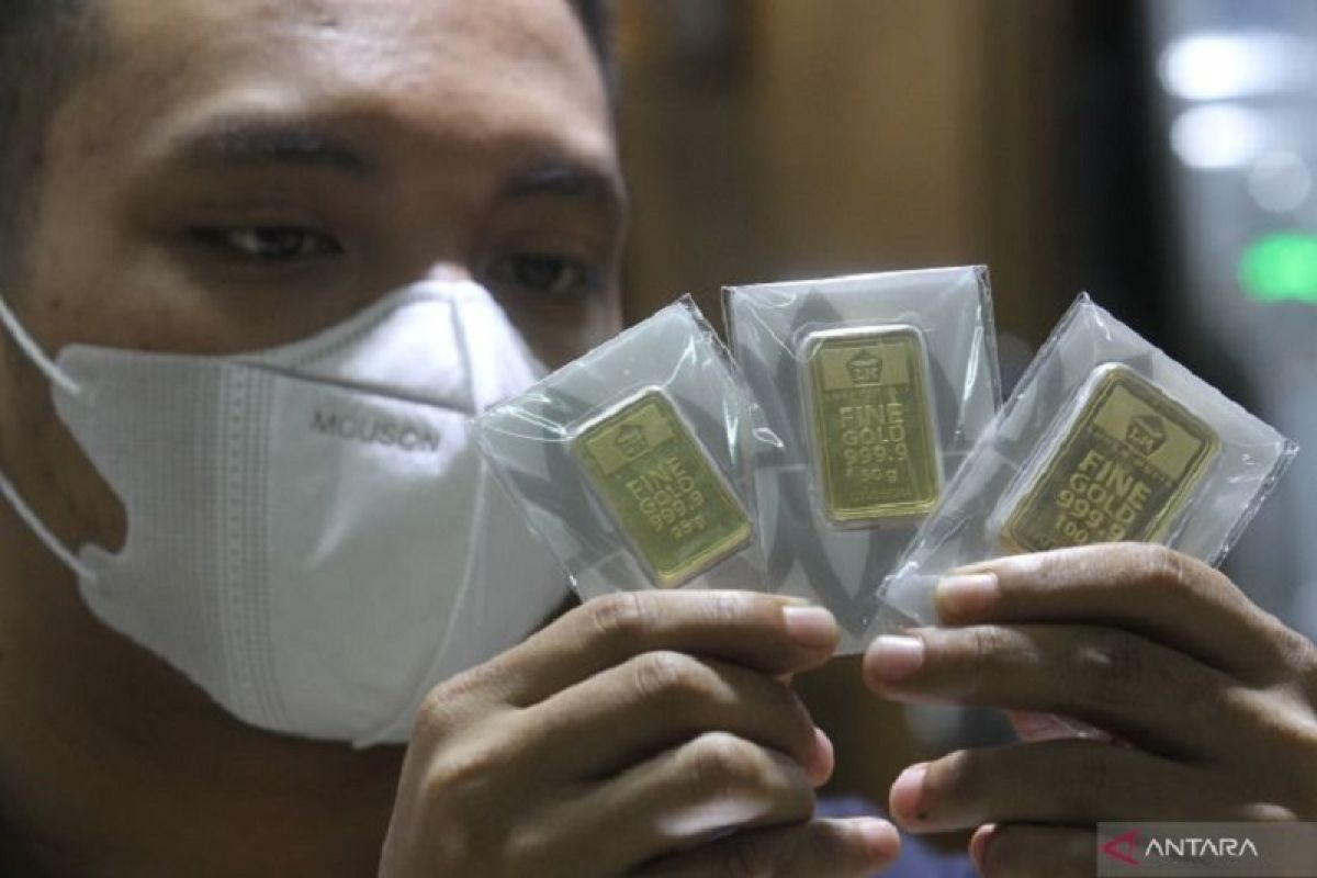 Harga emas Antam hari ini turun Rp10.000 per gram