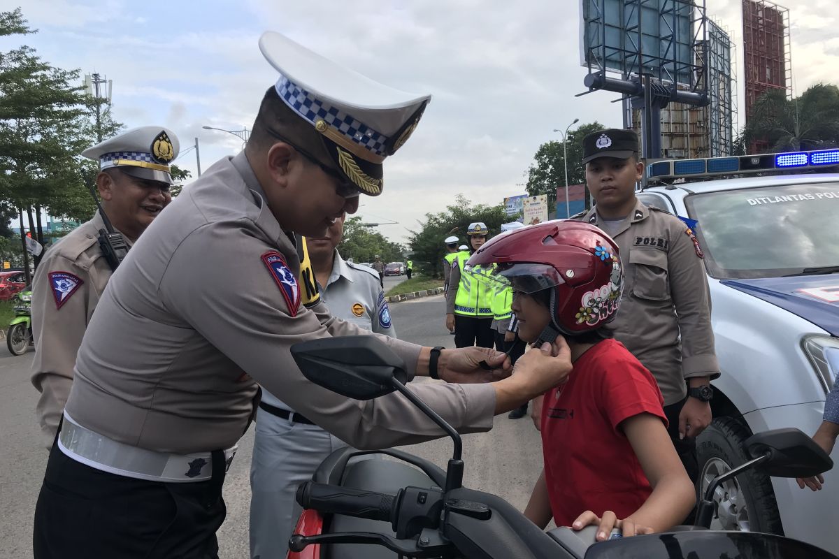 Polda Kepri bagikan helm SNI pada pelanggar lalu lintas