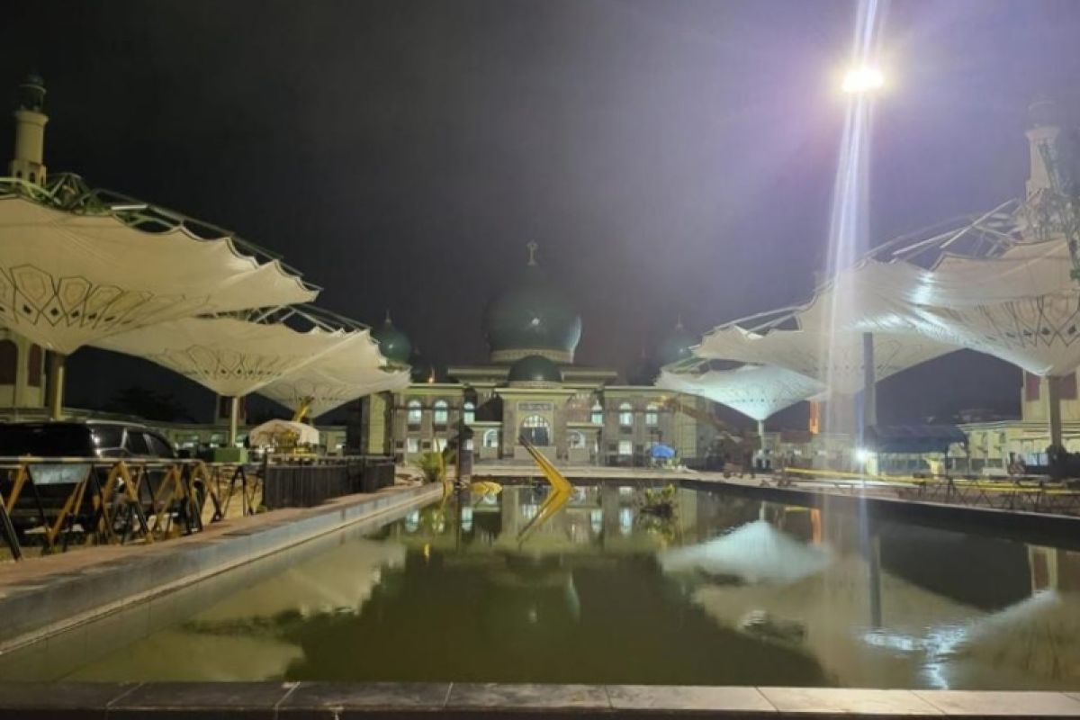 6 payung elektrik senilai Rp40,7 miliar dipasang di Masjid  Raya Agung Annur