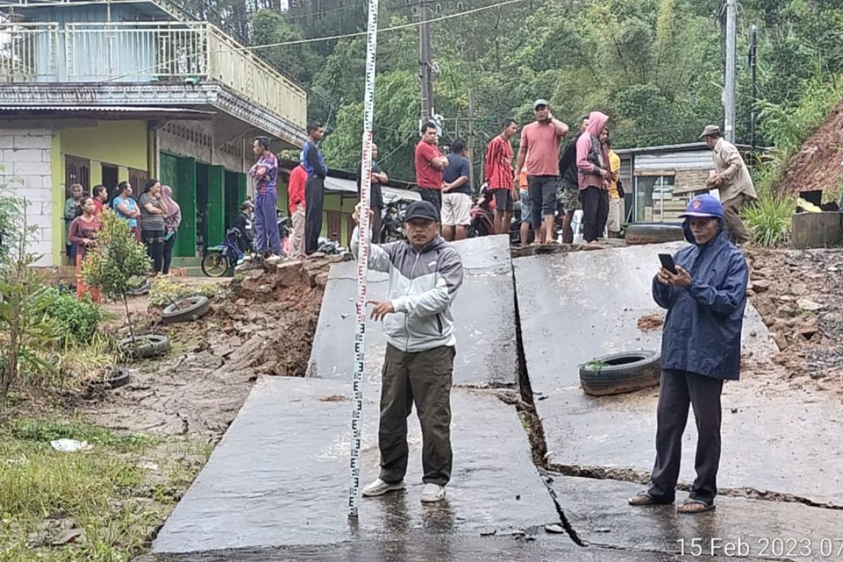 Jalur alternatif Ponorogo-Pacitan ambles terseret longsor