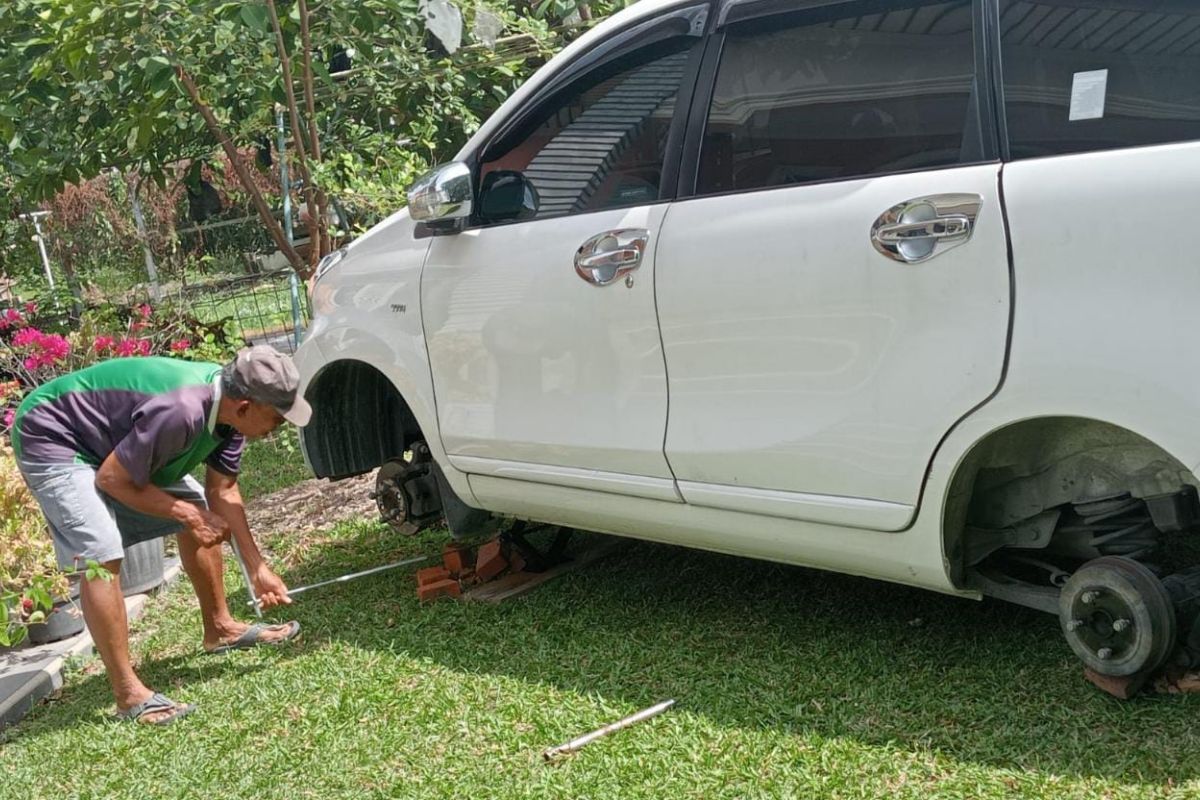 Mobil mantan sekuriti Pertamina Sungai Pakning dipreteli maling, tiga ban raib