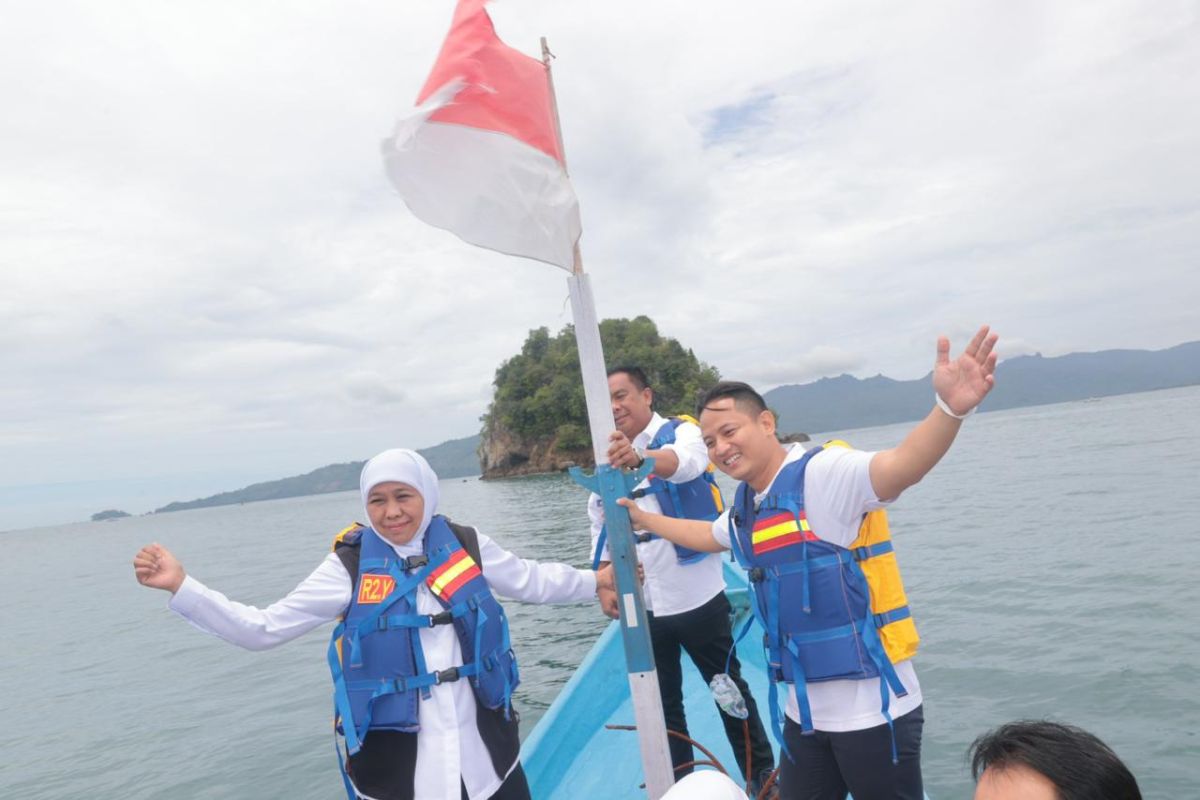 Gubernur Khofifah tinjau pemulihan ekosistem laut di pesisir Trenggalek