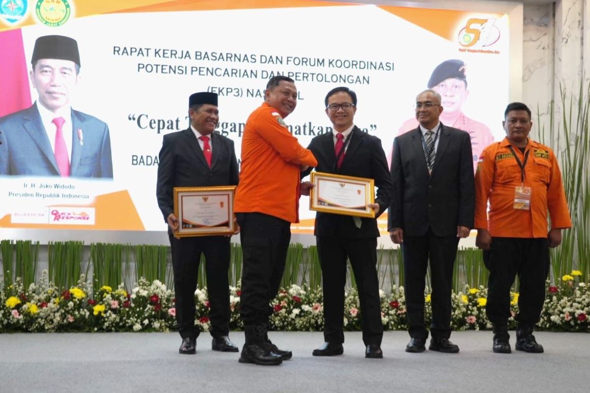 PT Freeport Indonesia terima penghargaan SAR award Basarnas