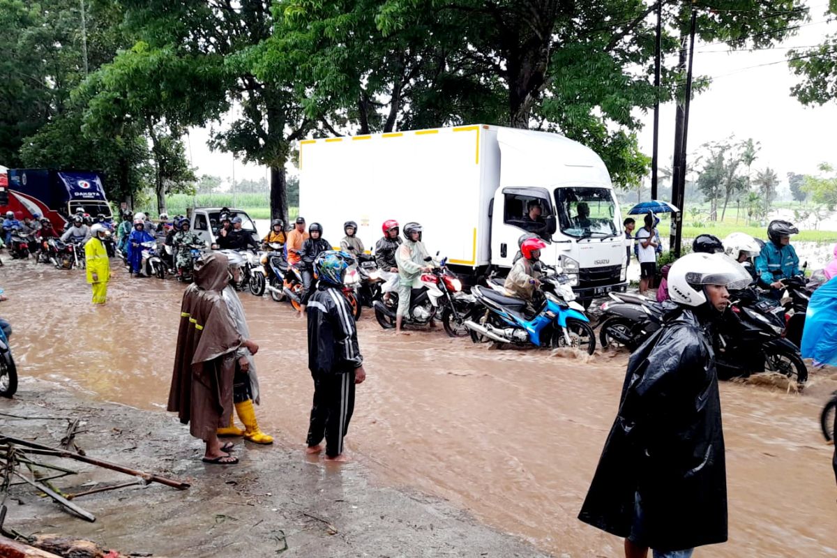 Banjir hebat putus jalan utama Jember - Bondowoso Jatim