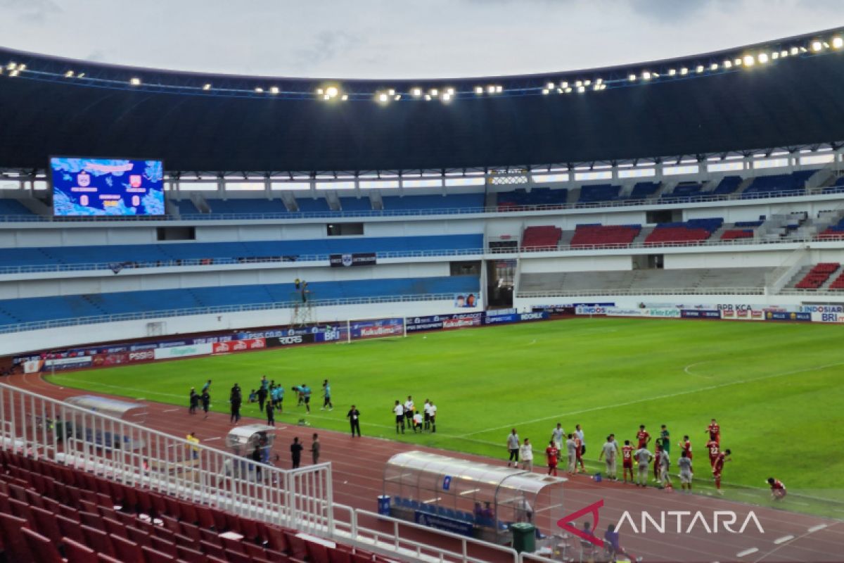 Kericuhan suporter-polisi tarjadi saat laga PSIS lawan Persis Solo