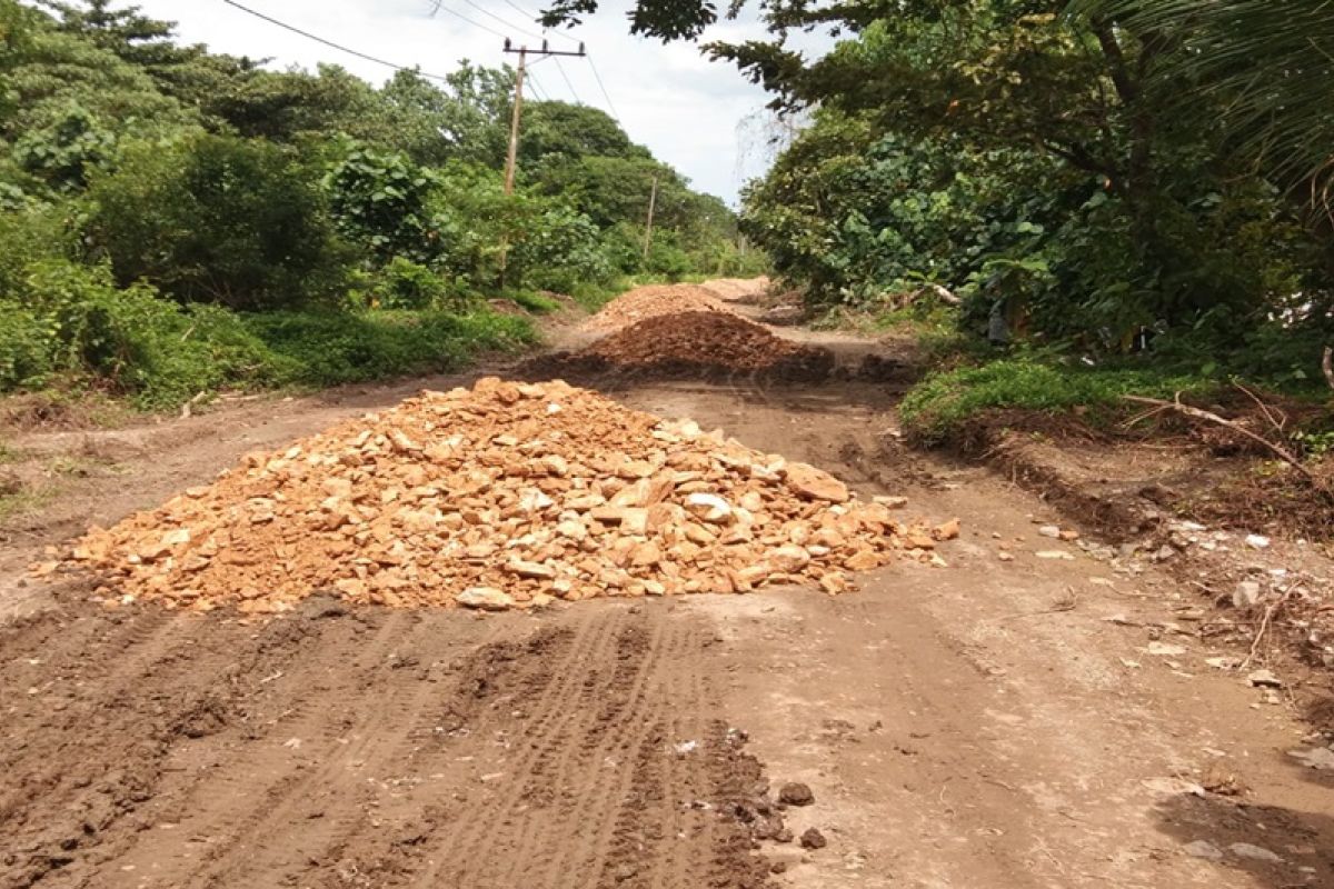 Dinas PUPR Kotabaru lakukan pemeliharaan jalan penghubung desa