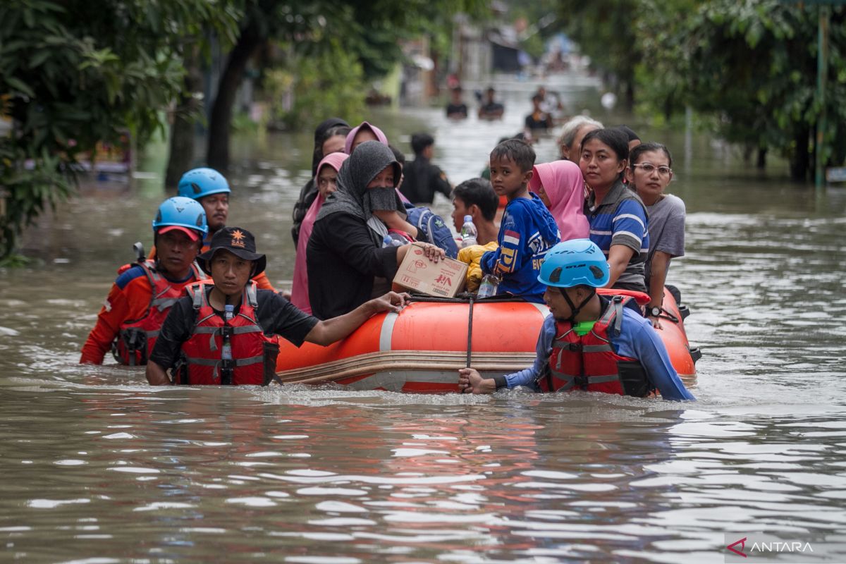 Kepala BNPB tinjau korban banjir di Surakarta