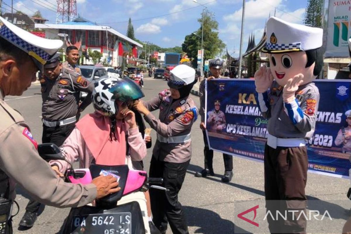 Bagi-bagi helm, Polresta Bukittinggi gelar kampanye keselamatan lalu lintas ke masyarakat