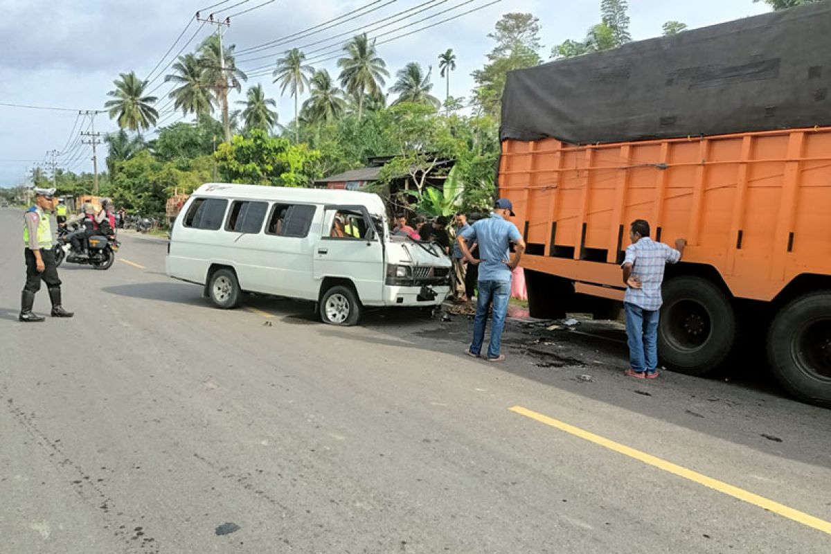 Penumpang tewas usai minibus hantam truk