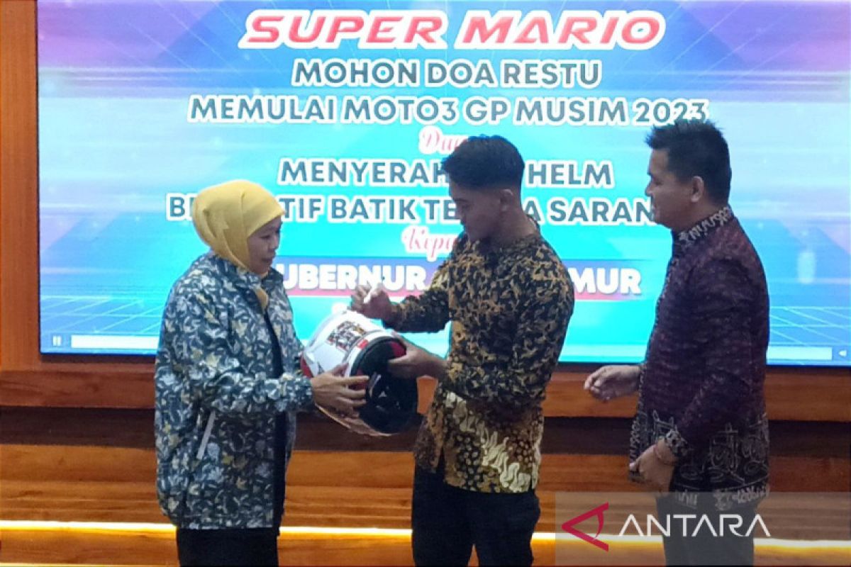 Moto3 GP 2023, Gubernur Khofifah terima helm motif Telaga Sarangan dari Mario Aji
