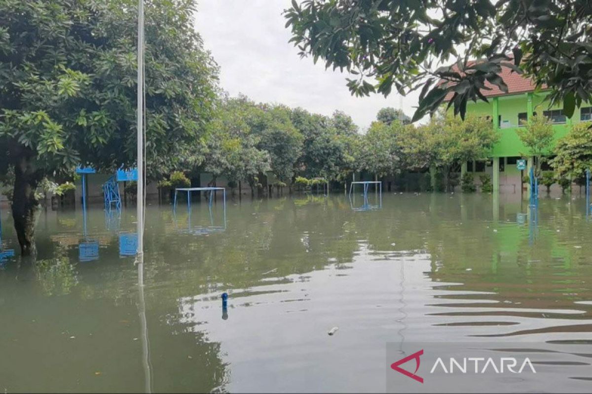 Sejumlah sekolah jadi tempat pengungsian warga korban banjir Solo