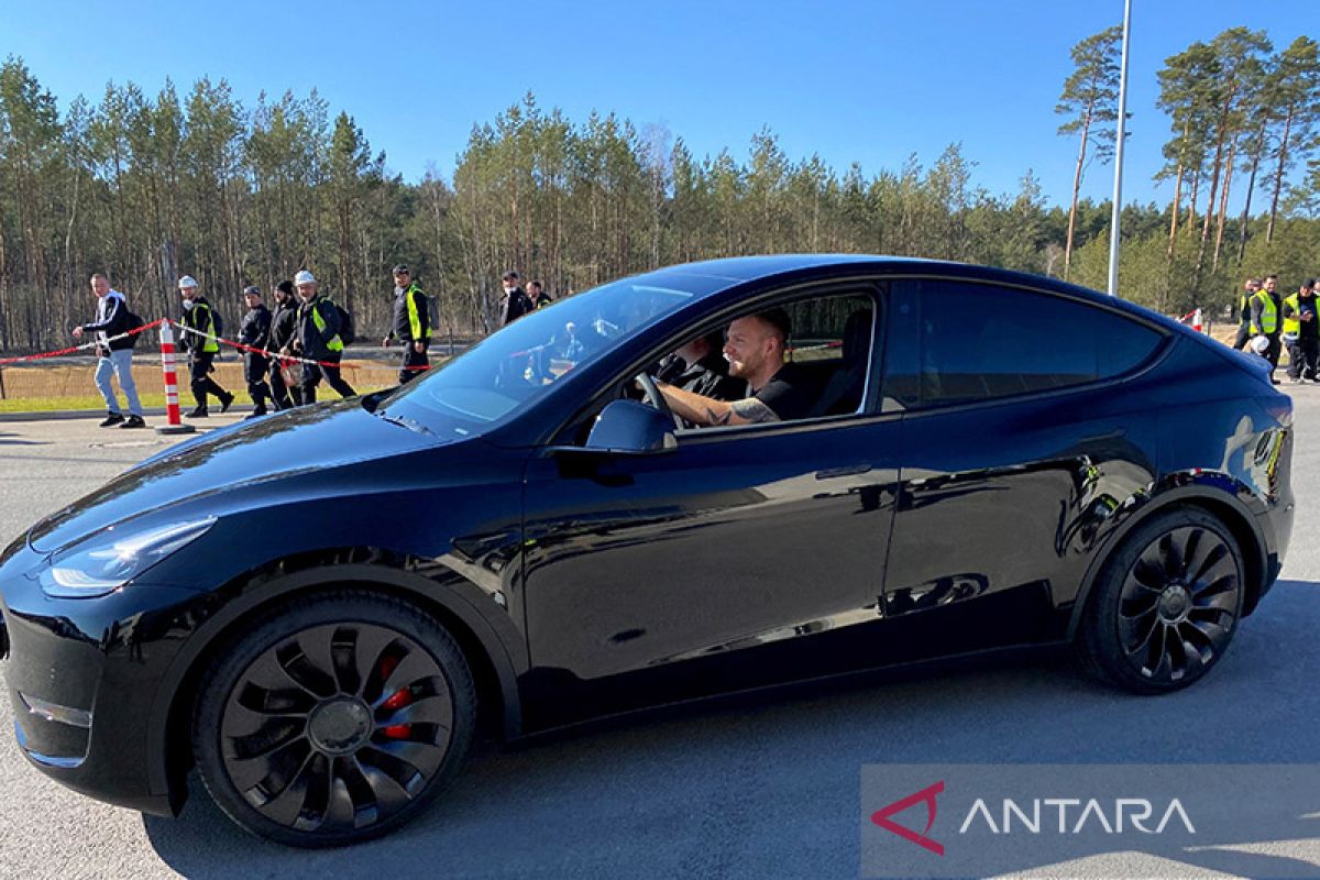 Tesla tarik 362.758 kendaraan dengan sistem "Full Self-Driving"