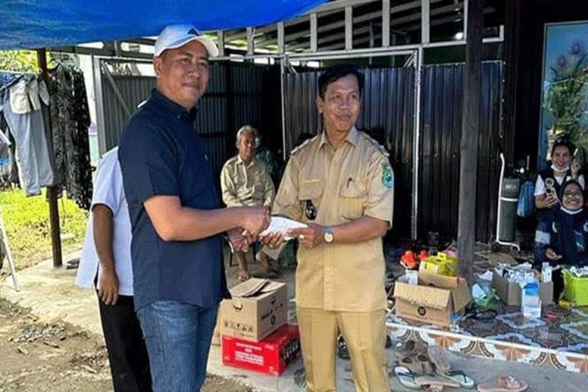 Legislator Kapuas kunjungi dan bantu warga terkena musibah keracunan