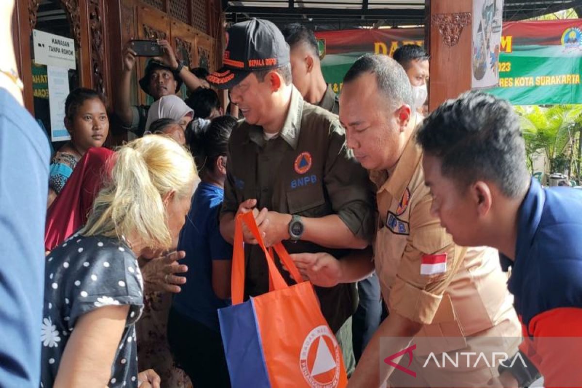 BNPB chief provides aid to flood-affected in Solo city