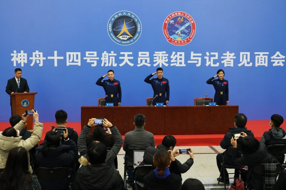 Astronaut Shenzhou-14 temui pers usai karantina dan pemulihan awal