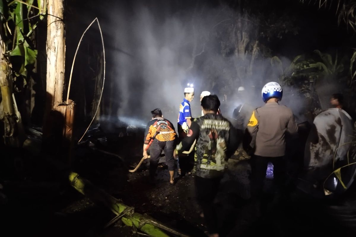 Sebuah rumah warga di Balangan hangus terbakar