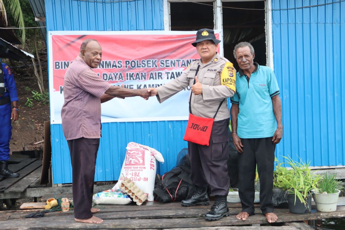 Polsek Sentani Kota beri membantu kelompok binaan beri 5.000 bibit ikan