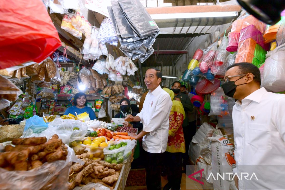 Jokowi reviews stocks, prices of food commodities at Wonokromo Market