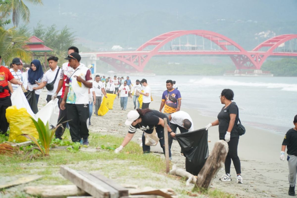 Pemkot Jayapura melaksanakan aksi pungut sampah di Pantai Holtekam