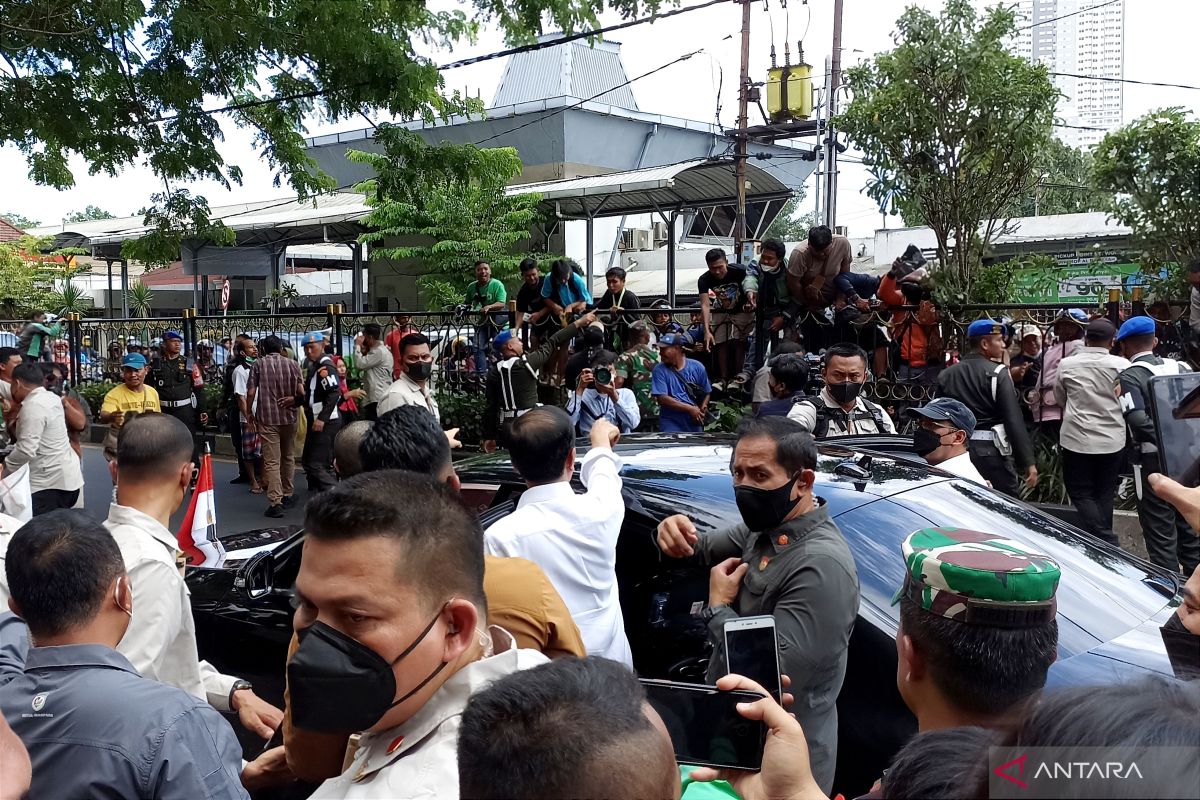 Warga Surabaya nekat naik pembatas jalan demi lihat Presiden Jokowi