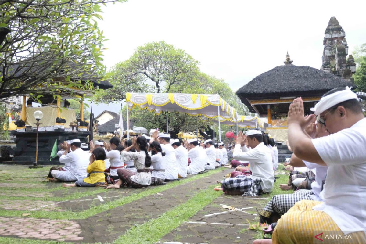 Mengenal Hari Tumpek Krulut, hari kasih sayang Umat Hindu Bali