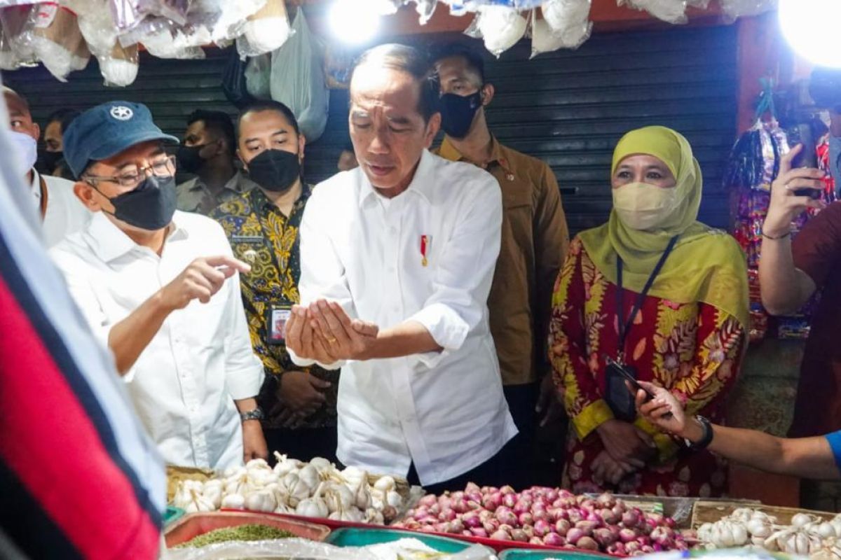 Jokowi cek harga minyak, bawang hingga telur di Pasar Wonokromo Surabaya