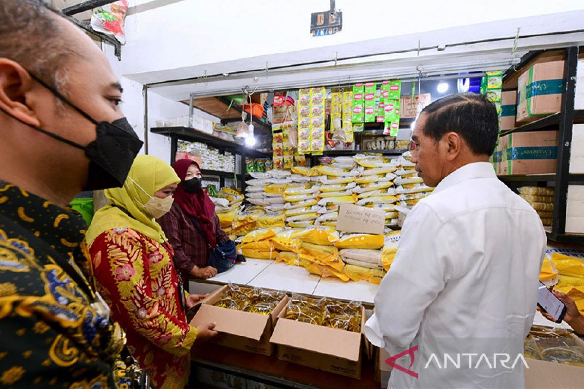 Presiden Jokowi cek harga bahan pokok di Pasar Wonokromo Surabaya