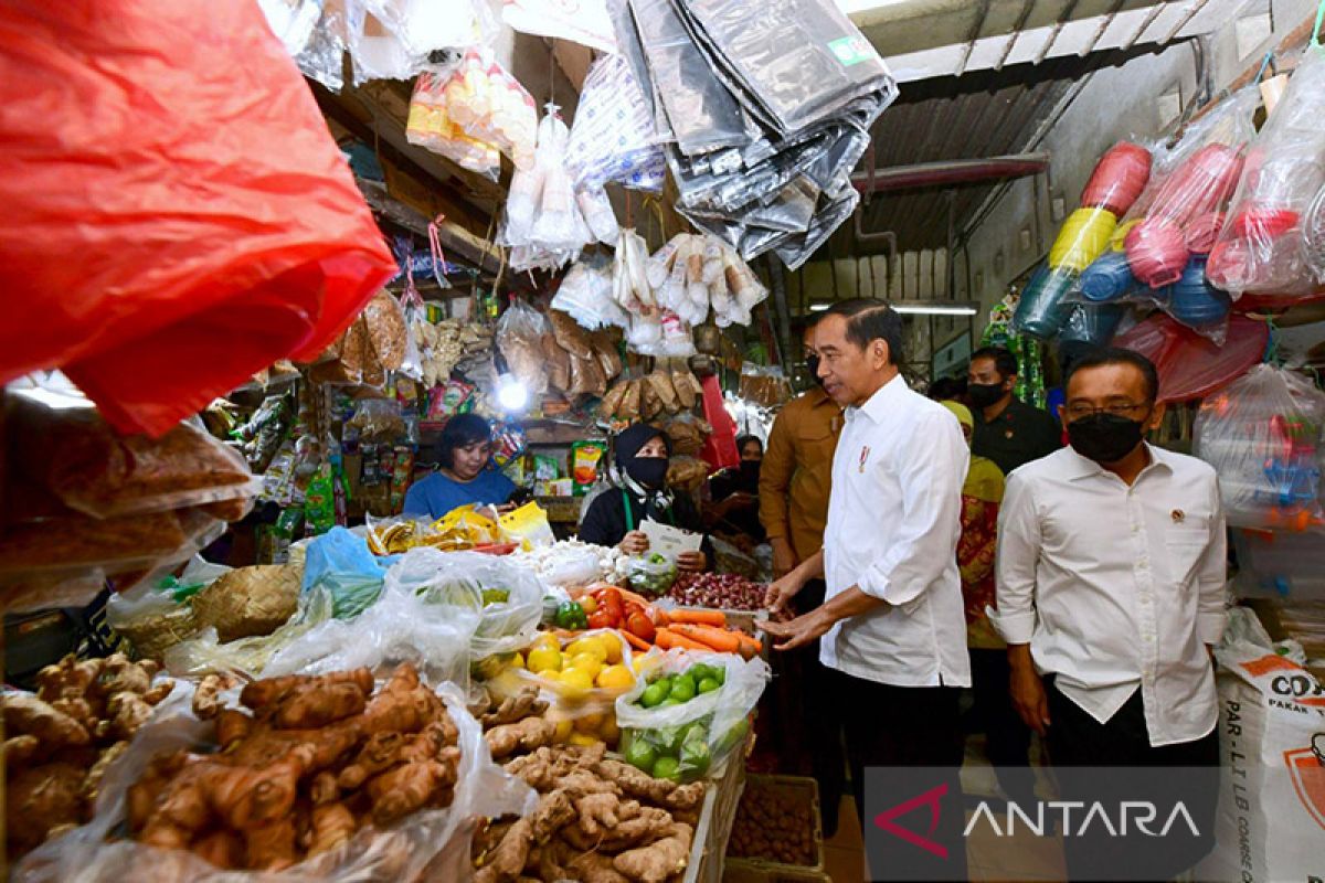 Presiden tinjau stok dan harga pangan di Pasar Wonokromo Surabaya