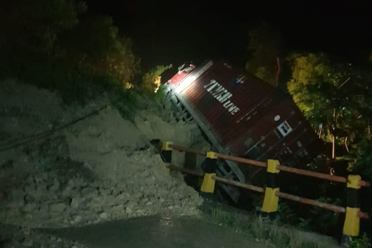 BPBD:  Akses jalan Trans Timor NTT terputus akibat tanah longsor