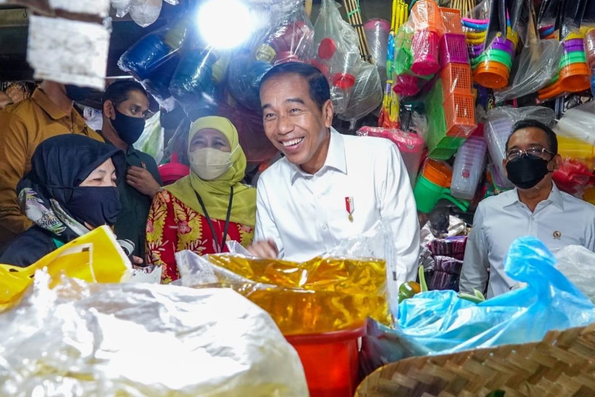 Dampingi Jokowi, Gubernur Khofifah upayakan harga bahan pokok di Jatim stabil