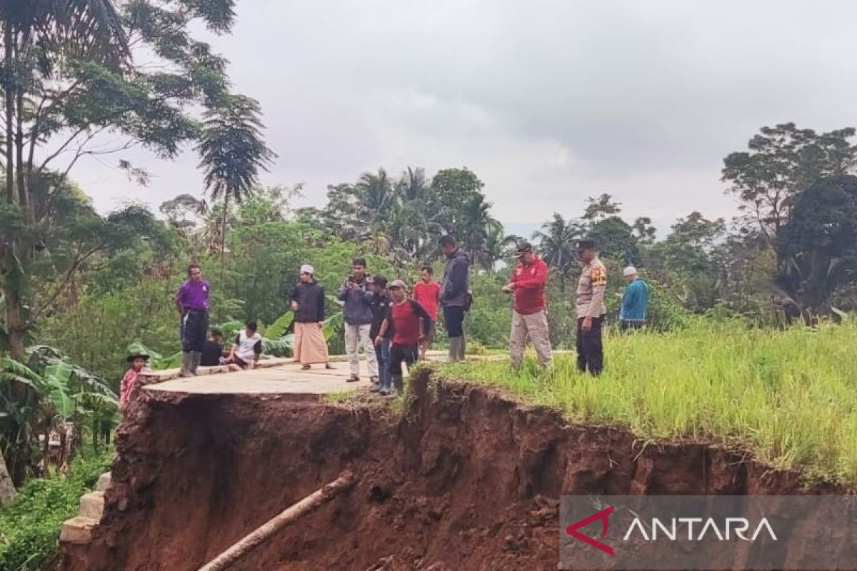 Dinas PUTR Cianjur diminta bangun kembali jalan putus akibat longsor