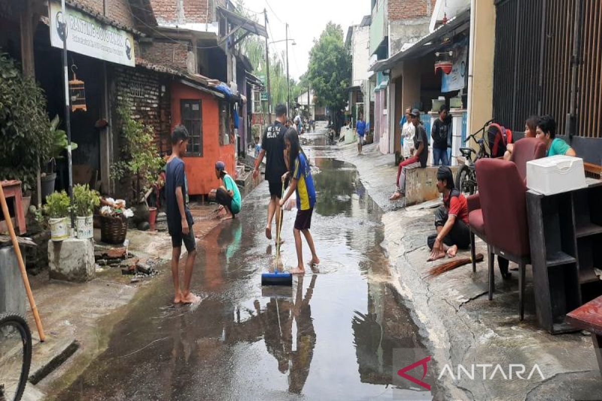 Ratusan warga Joyotakan korban banjir Solo kembali ke rumah
