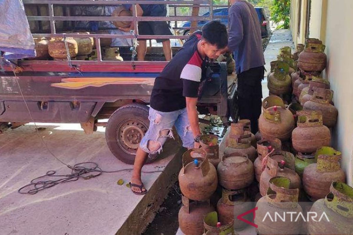 Polda Sulawesi Tenggara tahan sopir dan mobil pengangkut gas elpiji bersubsidi