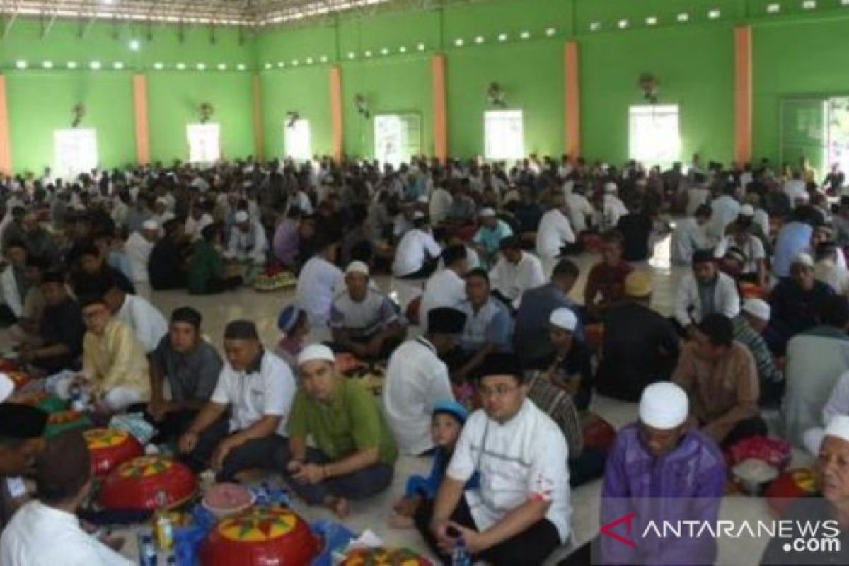 Peringati Isra Mi'raj, warga Pangkalpinang gelar tradisi "nganggung"