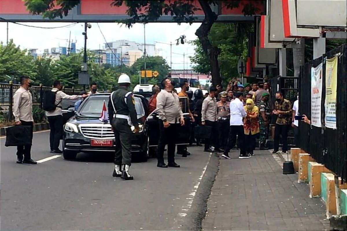 Jokowi Disambut Warga Saat Di Pasar Wonokromo Surabaya Antara News Megapolitan