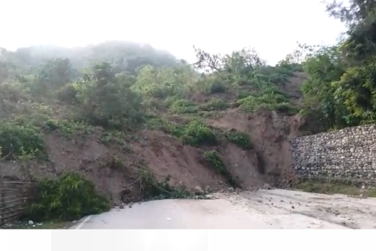 Transportasi di Pulau Timor NTT putus total dampahtanah longsor