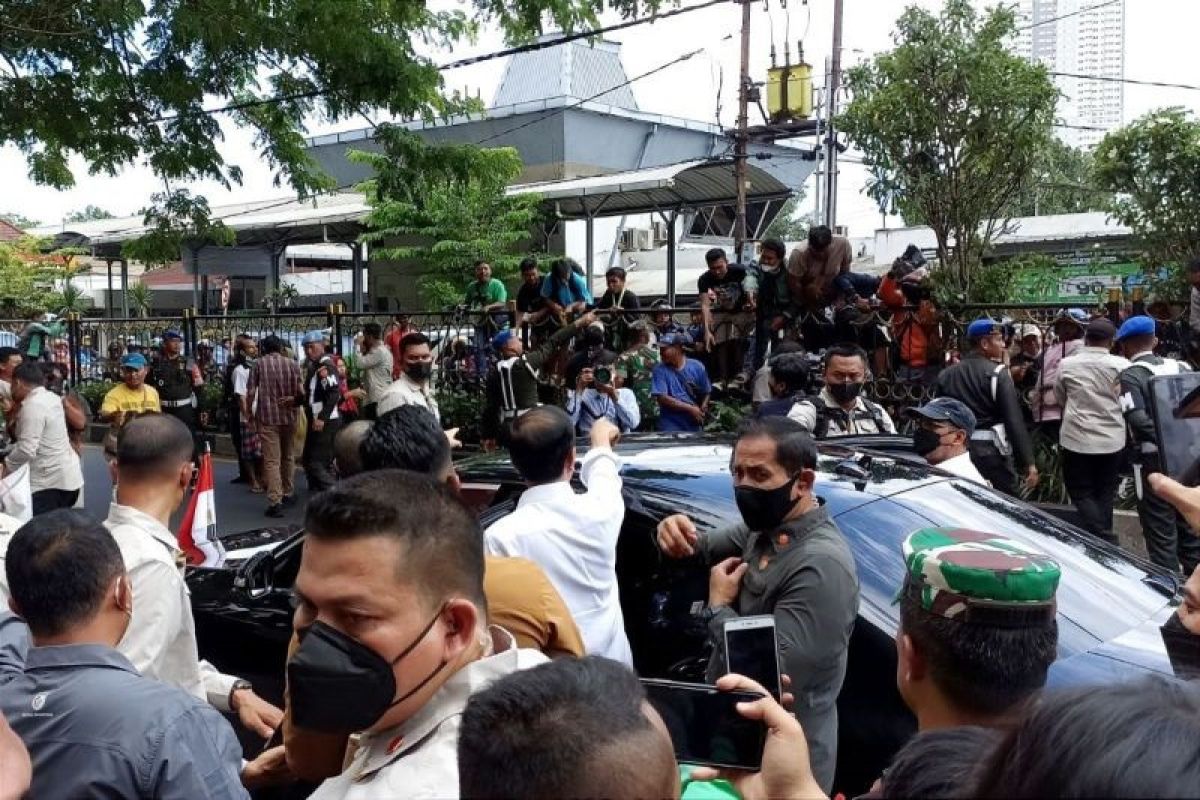 Sejumlah warga Surabaya nekat naik pembatas jalan demi lihat Presiden Jokowi