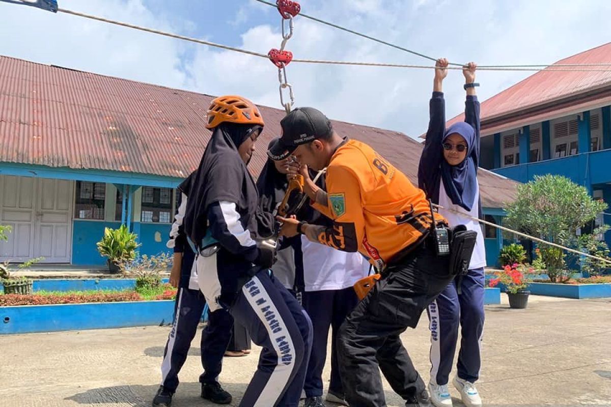 Pelajar di Padang Panjang dibekali kesiapsiagaan bencana gempa bumi