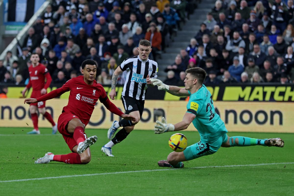 Liverpool menang 2-0 lawan 10 pemain Newcastle United, kiper dikartu merah